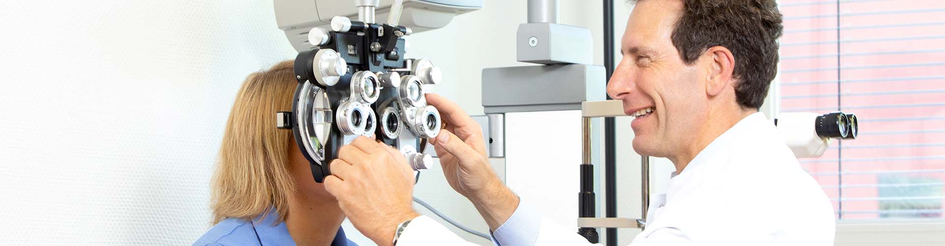 Dr Kersten untersucht Patienten im Rahmen einer Augenvorsorge Untersuchung