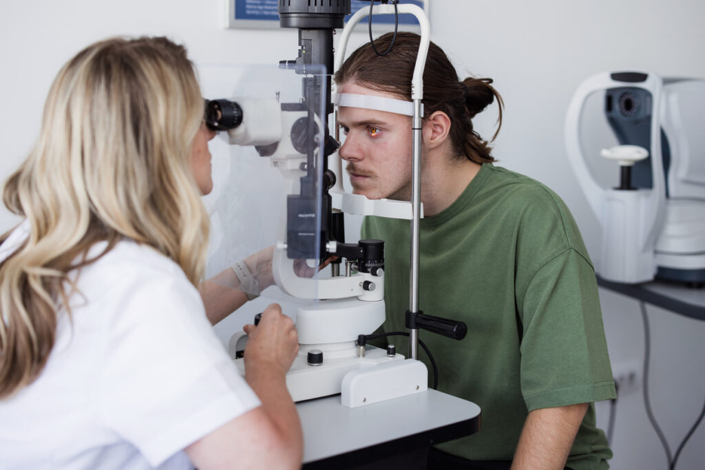 Patientin im Beratungsgespräch beim Augenarzt vor einem Sehtest und augenärztlichen Gutachten