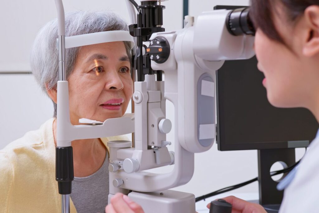 Patientin bei einer augenärztlichen Untersuchung zur Abklärung einer Gesichtsfeldeinschränkung